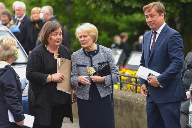 Pat Hume with her children Mo and John.  DER2032GS – 023