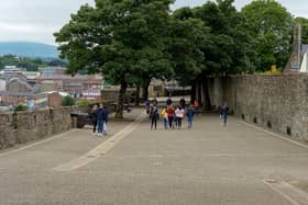 Grand Parade, Derry Walls.  DER2126GS - 061