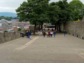 Grand Parade, Derry Walls.  DER2126GS - 061
