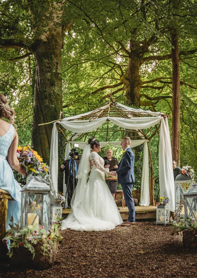 The wedding of Jason and Hannah. (jamesaikenphotography.com)