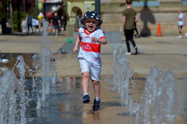 Doire fan, Jackson O’Donnell, age 4, enjoys a dash through the water fountains in Guildhall Square yesterday afternoon.  Photo: George Sweeney.  DER2232GS – 022