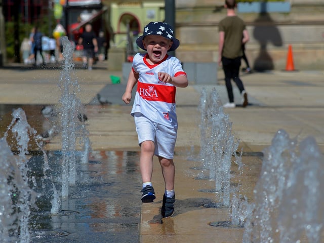 Doire fan, Jackson O’Donnell, age 4, enjoys a dash through the water fountains in Guildhall Square yesterday afternoon.  Photo: George Sweeney.  DER2232GS – 022