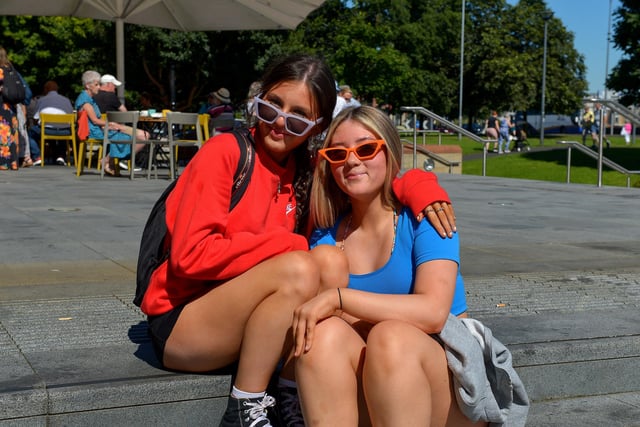 Friends Cara Johnston and Abaigh Carlin enjoy the sunshine and warm temperatures in Derry yesterday afternoon.  Photo: George Sweeney.  DER2232GS – 019