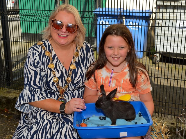 Amelia pictured with Mayor Sandra Duffy at the Gasyard Féile’s Big Bog BBQ on Saturday afternoon last.  Photo: George Sweeney.  DER2232GS – 065