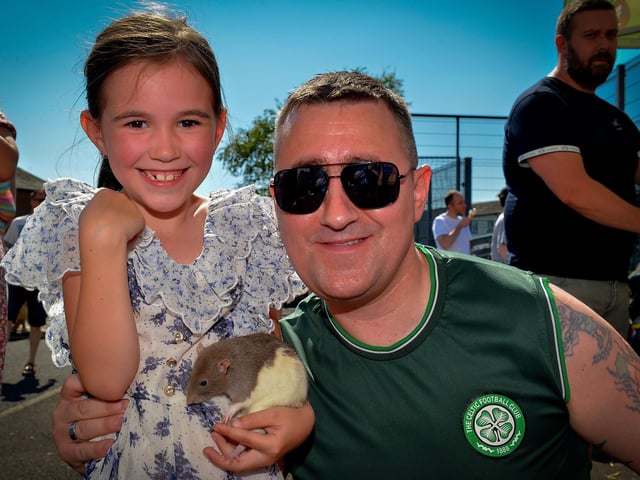 Seven-year-old Fiadh Fletcher with her dad Gavin at the Gasyard Féile’s Big Bog BBQ on Saturday afternoon last.  Photo: George Sweeney.  DER2232GS – 076