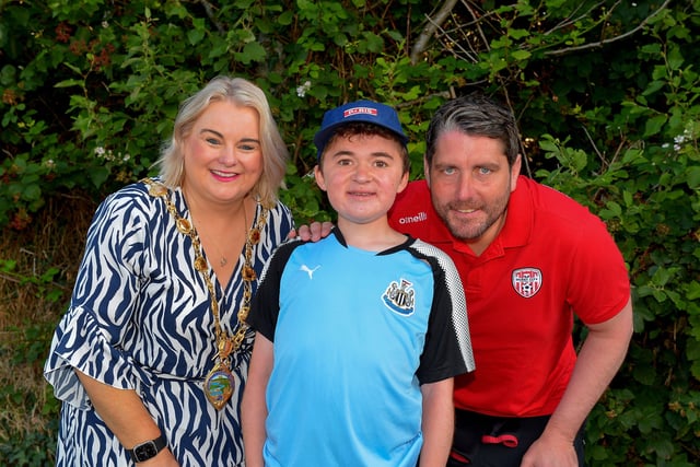 Fifteen-year-old Niall O’Doherty pictured with mayor Sandra Duffy and Derry City manager Ruaidhrí Higgins before setting off on his walk, on Saturday morning, from Bay Road to the Peace Bridge, to raise money for Action Duchenne Photo: George Sweeney.  DER2232GS – 044