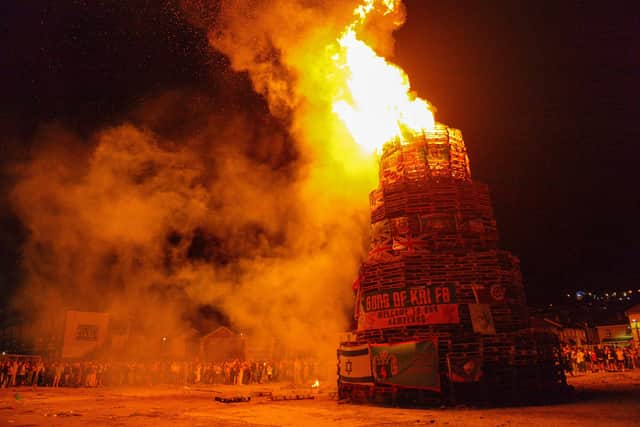 The bonfire in Meenan’s Square on Monday night attracted a large attendance.DER2233GS – 031