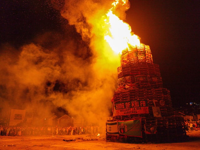 The bonfire in Meenan’s Square on Monday night attracted a large attendance.DER2233GS – 031