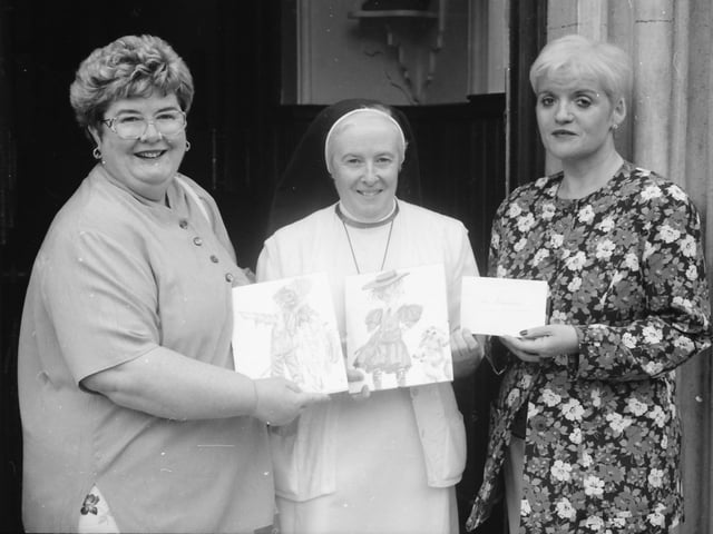 Pat Carlin, on right, and Grainne Nugent, organisers, of two quizzes held in Andy Cole’s, presenting a cheque for
