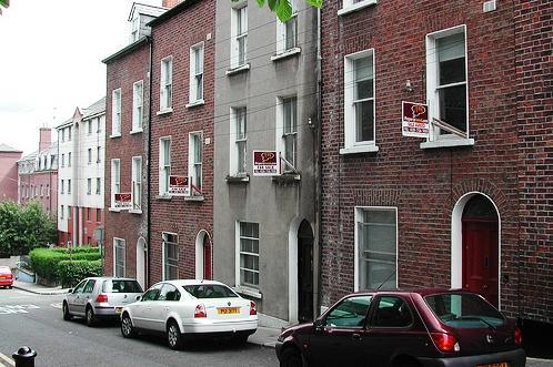 Asylum Road (Bóthar an Ospidéil Meabhairghalair). Asylum and mental hospital (1829). (Bryson).
