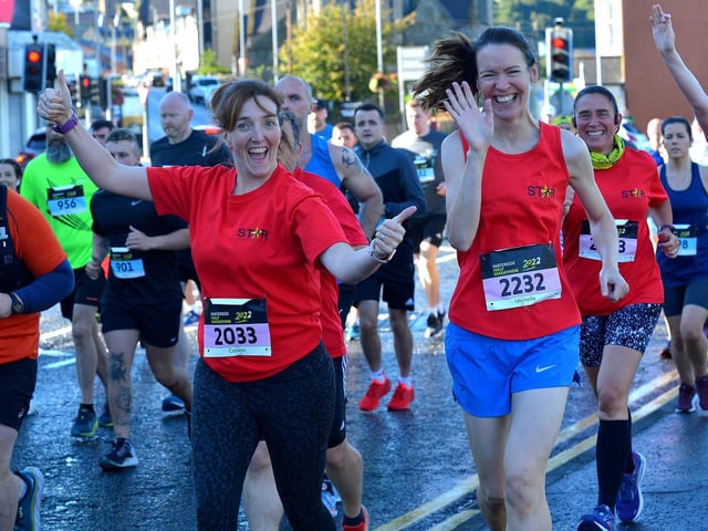 Star Running Club’s Colleen Brown (2033) and Michelle Kier (2232). Photo: George Sweeney. DER2236GS – 015