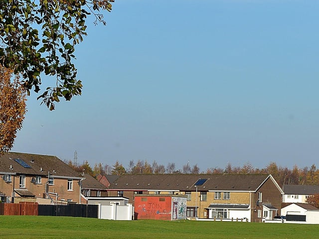 Ederowen Park (Páirc Eadarabhainn). Ballyederowen is the townland in which Burnfoot village, Co. Donegal, is located. (Dictionary of Ulster Placenames). From the Irish Bhaile idir Dhá Abhainn - 'the town between two rivers'.