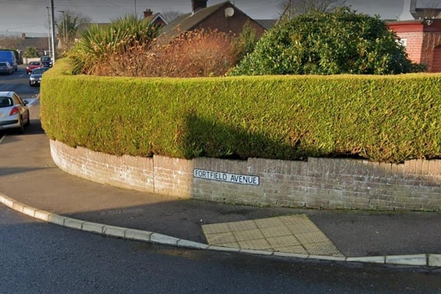 Fortfield Avenue (Ascaill Ghort an Dúin). Street built 1965. This area has long been built up and there is no sign of a fort nearby on modern maps.