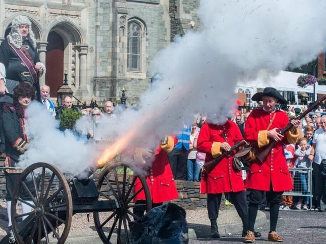 Guns of the Siege - Characters & Canon Firing Demos. Siege Museum & Society Street. Museum Access 5pm - 8pm. Demonstration & canon firing 5.30pm, 6.30pm, & 7.30pm Free admission to The Siege Museum with live on street performance and demonstrations. Learn about 17th century cannon and musket firing, engage with the period dressed soldiers and ladies of the siege in a captivating, interactive and educational evening.