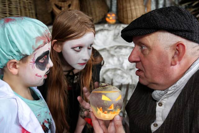 Maureen Mc Cormick, aged 12, from Teampull Dubhglaise in Drumbologe, near Churchill, told schoolmaster Seán C. Ó Dómhnaill that there was an old custom of throwing 'cabbage at the door slip on Hallowe'en night'.