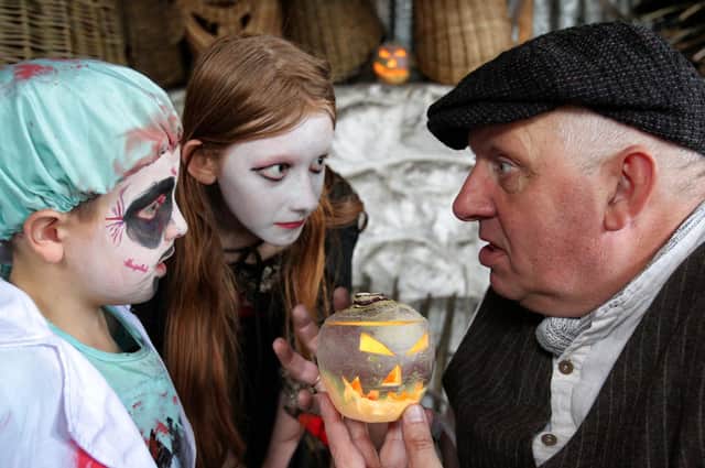 Maureen Mc Cormick, aged 12, from Teampull Dubhglaise in Drumbologe, near Churchill, told schoolmaster Seán C. Ó Dómhnaill that there was an old custom of throwing 'cabbage at the door slip on Hallowe'en night'.