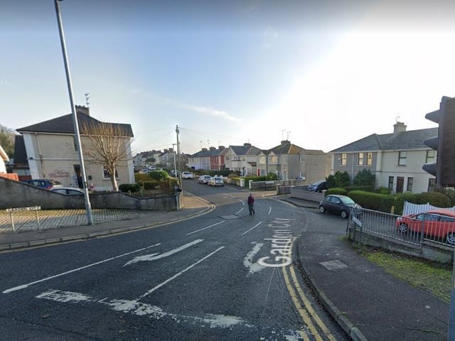 Garden City (Cathair Ghairdíneach). Garden Cities were a model for new towns current in the 1890s, aimed at wiping out disease by separating residential areas from industrial areas and giving each house a front and back garden.