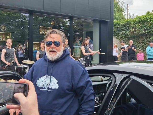Russell Crowe arrives in Muff.