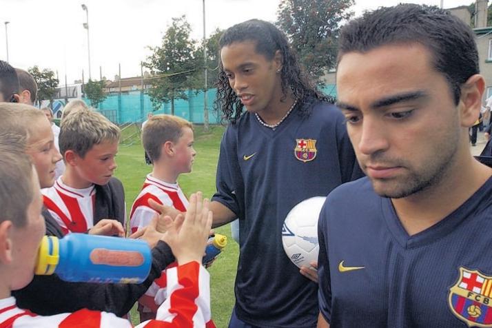 Ronaldinho and Xavier Hernández meet young Derry fans.