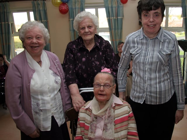 Muriel, Bridgeen and Brenda join in the birthday celebrations with Nellie 0210JML : Parties and celebrations across Derry in May 2006.