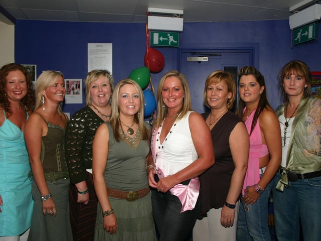 AnnMarie with her best friends enjoying her birthday party in Pitchers L/r Shauna, Diane, Denise, Ciaria, AnnMarie, Catherine Gail,Aileen 9315dd : Derry Parties & Celebrations October 2005: Smith.