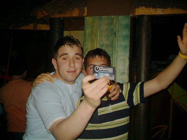 Exif-JPEG-422 : Out Last Night pictures in Derry bars in May 2005.
