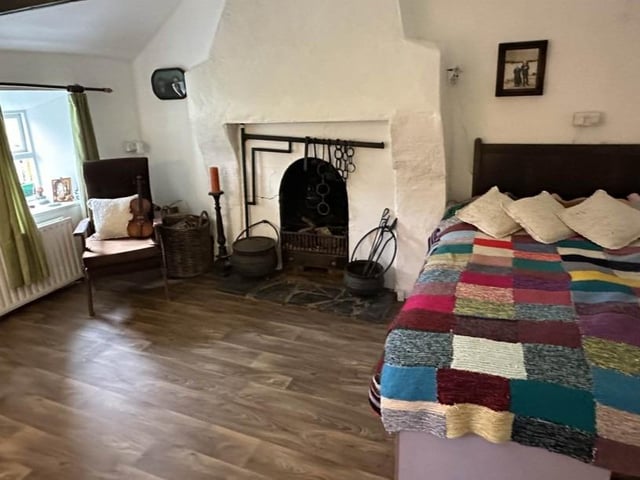 A stunning traditional thatched Cottage, originally built around 300 years ago, located by the sea at Culoort, Malin Head, Donegal, Ireland's most northerly point has come on the market for €195,000.