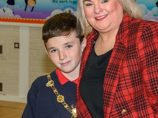 The Mayor, Councillor Sandra Duffy paid a visit to St Oliver Plunkett PS in Strathfoyle as part of Derry City and Strabane District Council’s Local Democracy Week where she was joined by Councillor Rachal Ferguson and pupils from Primary 7. Following a series of questions and answers the children all tried the Mayoral Chain on. Picture Martin McKeown. 23.11.2:.