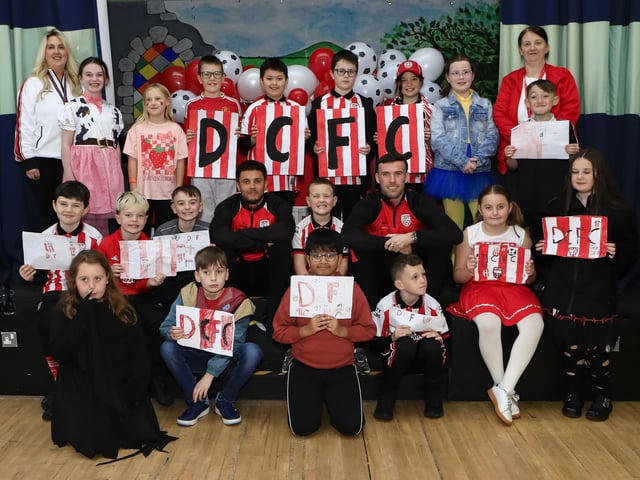 DCFC pre-Cup final visit to Longtower PS Patrick McClean and Tyler Smith. (Photo - Tom Heaney, nwpresspics)