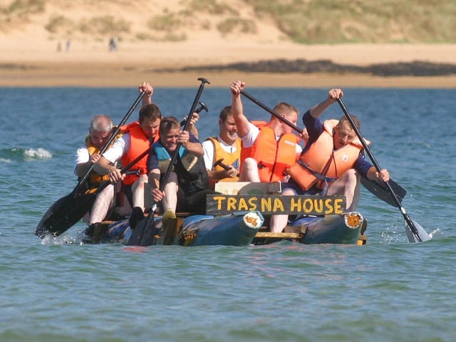 Giving it their all, Trasna House crew giving their best. (0908JB03) : Clonmany Festival, Vintage Show, Agricultural Show and Raft Race in August 2005.