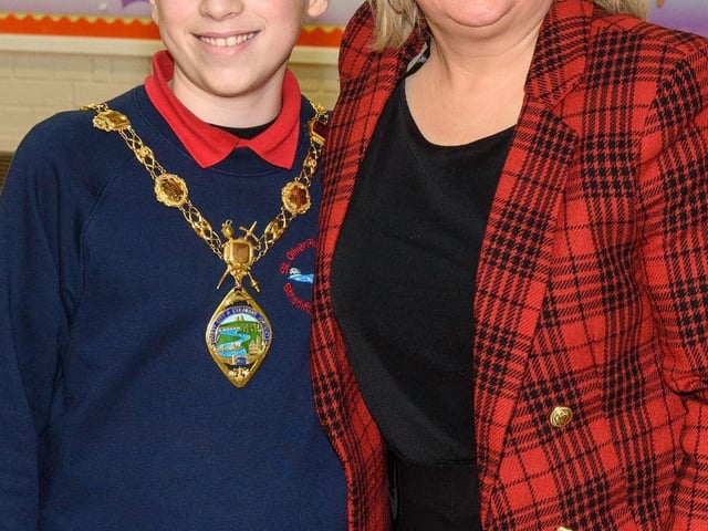 The Mayor, Councillor Sandra Duffy paid a visit to St Oliver Plunkett PS in Strathfoyle as part of Derry City and Strabane District Council’s  Local Democracy Week where she was joined by Councillor Rachal Ferguson and pupils from Primary 7. Following a series of questions and answers the children all tried the Mayoral Chain on. Picture Martin McKeown. 23.11.2:.