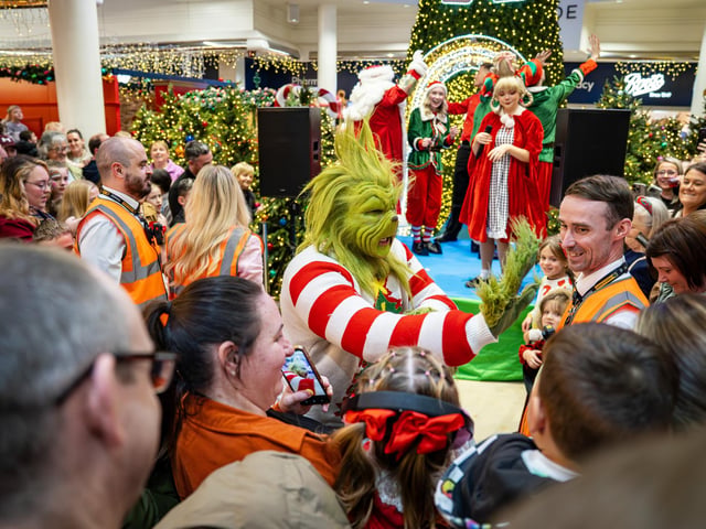 Derry, Northern Ireland. 7 November 2025. Santa and the Grinch share the stage at Foyleside Shopping Centre, switching the Christmas lights back on to applause from the crowd. Credit: Aodhan Roberts. : Joyous scenes as Santa arrives at Foyleside Shopping Centre and the festive lights are turned on. Photos: Aodhán Roberts.