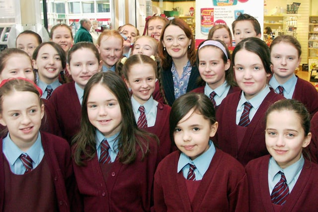 Bronagh Gallagher with schoolchildren at Rath Mor Centre. (Hugh Gallagher)