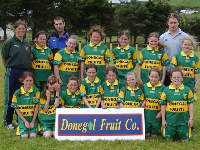 Members of the U-13 girls team taking part in the Malin GAA Summer Camp at Glengad in July 2004.Included, are Aoife Hegarty and Mark O'Hagan, coachs, and Eamon Redden, County player. (2007A07)