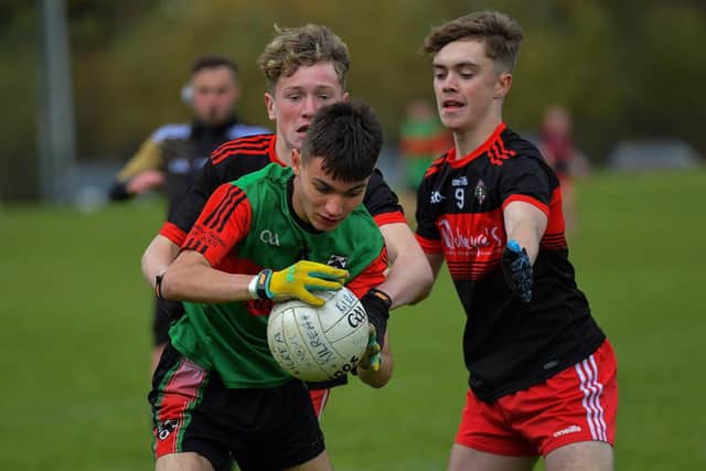 Doire Trasna’s Leighton Schulberg is challenged by Kilrea’s Shea Ferris and Rory Nelson at Claudy. Photo: George Sweeney
