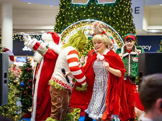 Derry, Northern Ireland. 7 November 2025. Santa and the Grinch share the stage at Foyleside Shopping Centre, switching the Christmas lights back on to applause from the crowd. Credit: Aodhan Roberts. : Joyous scenes as Santa arrives at Foyleside Shopping Centre and the festive lights are turned on. Photos: Aodhán Roberts.
