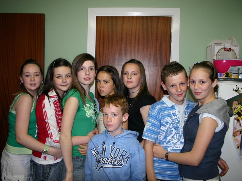 Birthday Girl Stephaine pictured with a few friends at her 13th Birthday Party at home. 8401/dd : .