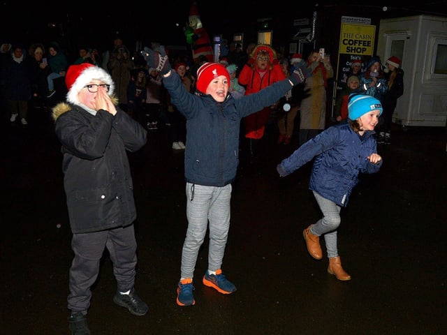 Excitement builds as Santa is spotted arriving in Muff on Friday evening last. DER2249GS – 35