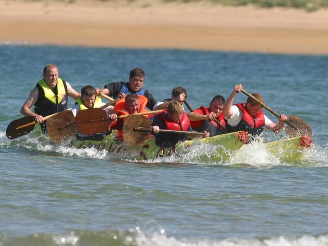 Heads down and row...... These determined young rowers give it their all.  (0908JB13) : Clonmany Festival, Vintage Show, Agricultural Show and Raft Race in August 2005.