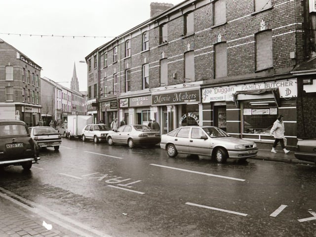 Scenes from around the popular shopping areas of Derry in the run up to Christmas back in 1995.