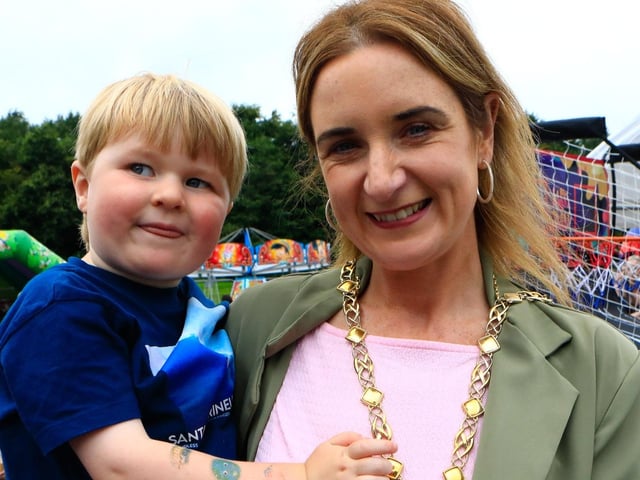 Deputy Mayor Catherine McDaid with 3 year old Laurie at the Féile Family Festival held in the Gasyard Centre. (Photo - Tom Heaney, nwpresspics) : .