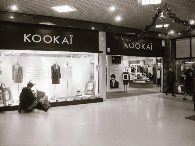 Scenes from around the popular shopping areas of Derry in the run up to Christmas back in 1995.