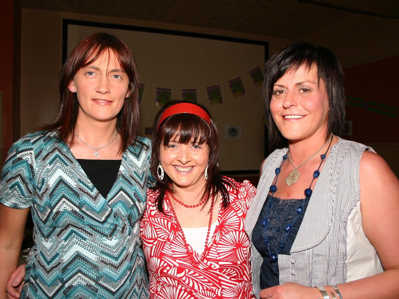 Jeannie centre with school friends Sandra and Patricia. 4116/dd : .