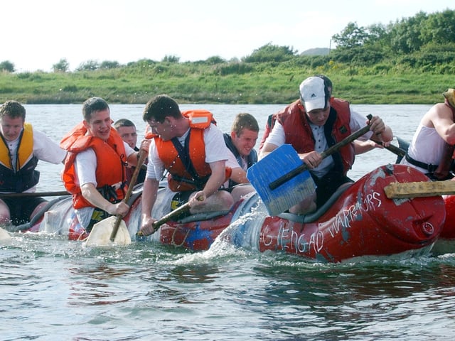 Full steam ahead for the Glengad Warriors. (1508C98)