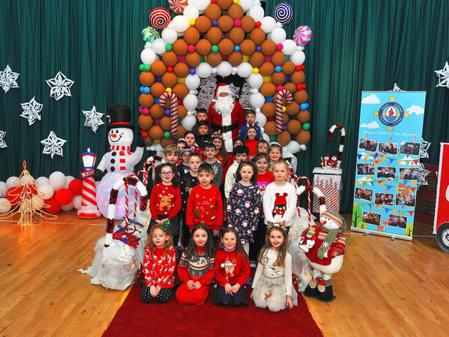 Mrs Coyle’s P4 class pictured with Santa during his visit to St Eithne’s Primary School on Friday. Photo: George Sweeney. DER2250GS – 55