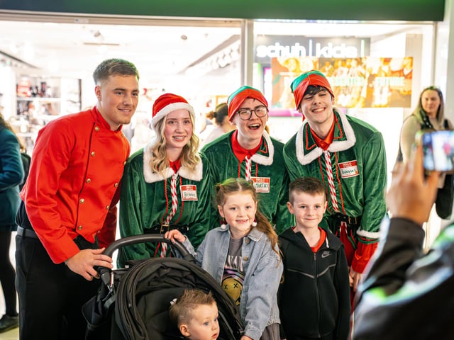 Derry, Northern Ireland. 7 November 2025. Performers entertain shoppers at Foyleside Shopping Centre ahead of Santa’s grand entrance during the Christmas celebrations. Credit: Aodhan Roberts. : Joyous scenes as Santa arrives at Foyleside Shopping Centre and the festive lights are turned on. Photos: Aodhán Roberts.