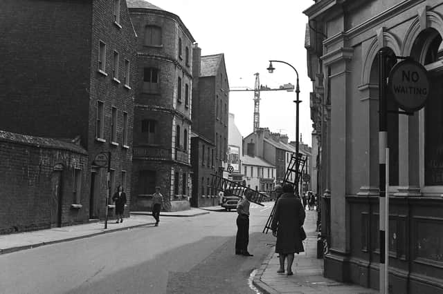 Little James Street (Sráid Bheag Shéamais). Named after Rev. James Knox, headmaster of Foyle College. This street was known as James Street until Great James Street was built. (Bryson).