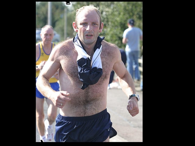 One of the runners finds the heat and pace just to warm. (1609T42).:.