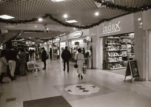 Scenes from around the popular shopping areas of Derry in the run up to Christmas back in 1995.