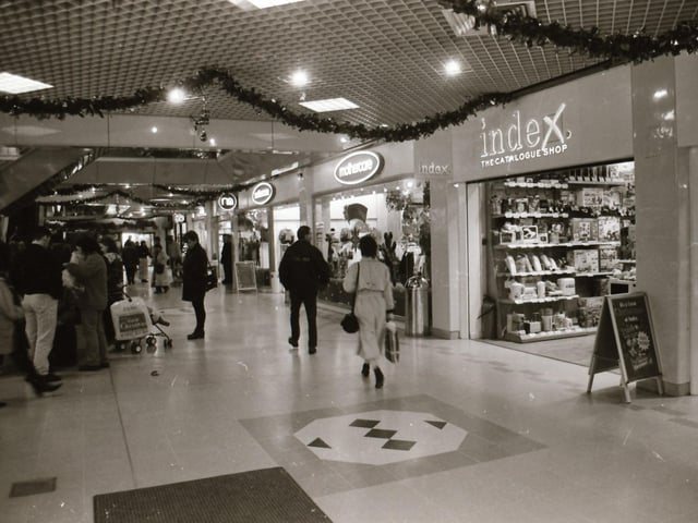 Scenes from around the popular shopping areas of Derry in the run up to Christmas back in 1995.